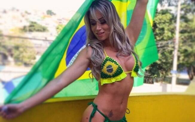 De biquíni na laje, Carol Narizinho torce para o Brasil