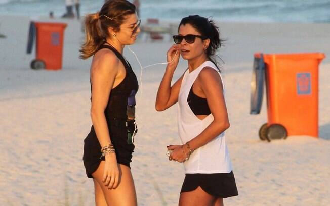 Grazi Massafera e Ana Lima fazem pausa após corrida na praia