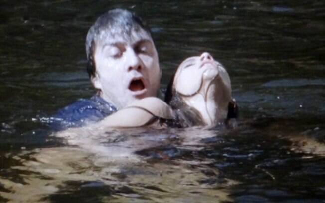 Coincidência: assim como aconteceu com Helena (Julia Lemmertz) no passado, Luiza (Bruna Marquezine) também se afoga em um lago