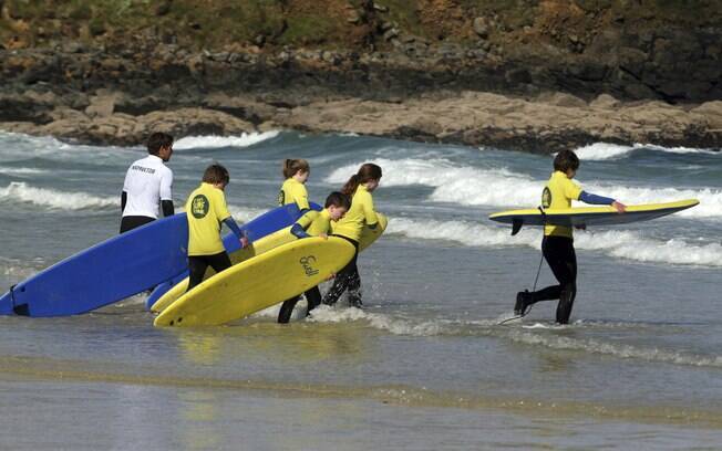 Aulas de surfe na tranquila St. Ives