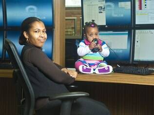 Funcionária da Addison Lee, Shellon Beckford, agora leva ao trabalho sua bebê, Mahdka