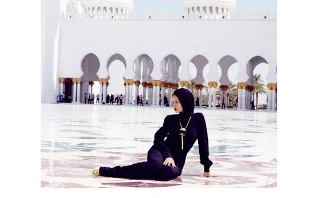 Rihanna foi expulsa da mesquita Sheikh Zayed após posar para fotos no local