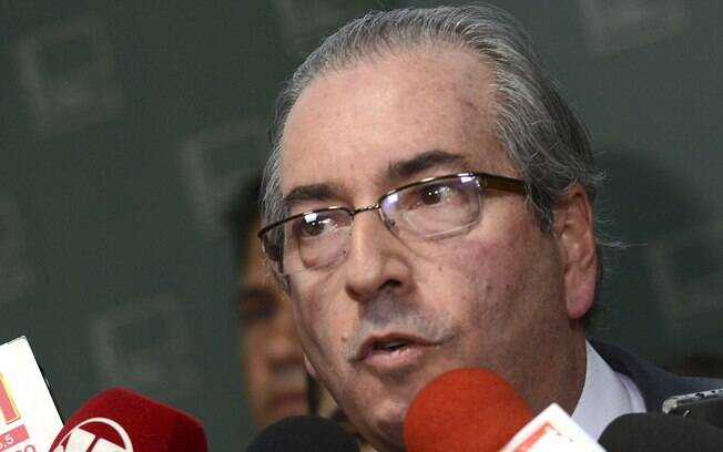 Eduardo Cunha acata pedido de impeachment e anuncia aos jornalistas