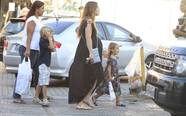 Grávida, Vanessa Lóes foi com os filhos a uma loja no Rio de Janeiro na tarde de sábado (8)