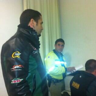 Latino dando queixa na delegacia de Nazareno