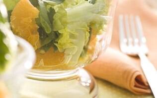  Salada de folhas verdes mistas com tangerina e molho de mostarda