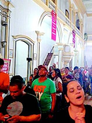 Depois da tragédia, evangélicos fazem culto na Paróquia São José
