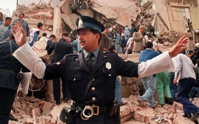 Policial controla a situação horas depois do atentado de 1994