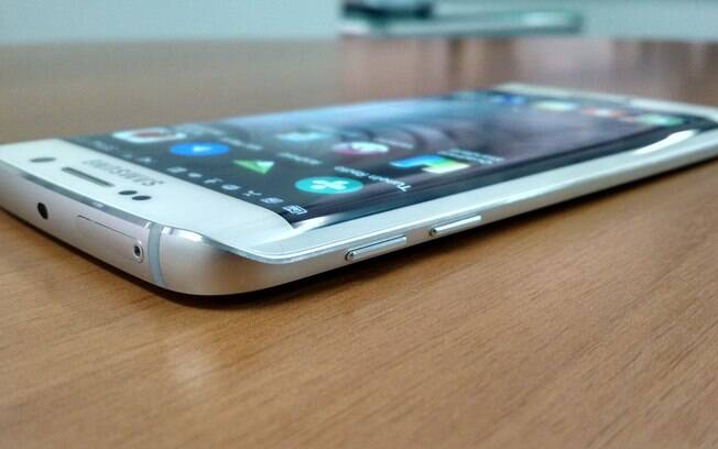 Tela do Galaxy S6 tem 5,1 polegadas. A versão Edge tem as bordas curvadas em ambos os lados