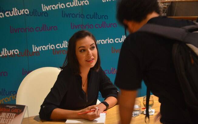 Sasha Grey autografou livros durante quatro horas em São Paulo