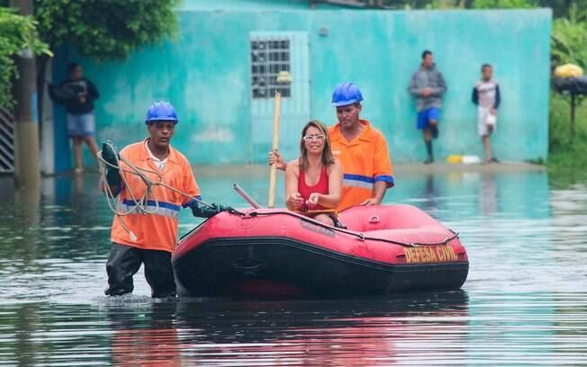 Moradora do Itaim, região leste paulistana, é transportada de bote para conseguir se locomover