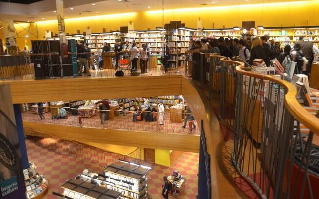 Fãs se aglomeram para tentar ver a escritora. Nos andares de baixo, livraria segue sua vida normal
