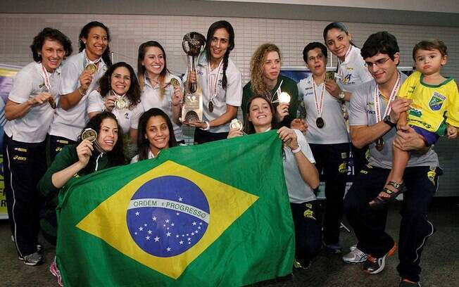 Jogadoras e integrantes da comissão técnica fazem festa na chegada da seleção feminina de handebol a São Paulo