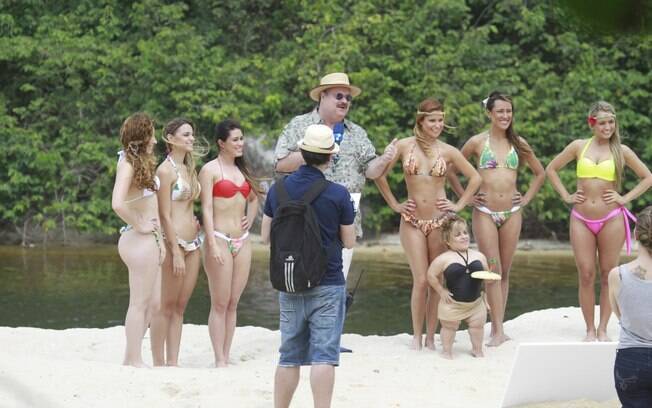Gilberto Barros grava 'Sábado Total' na praia da Macumba, no Rio