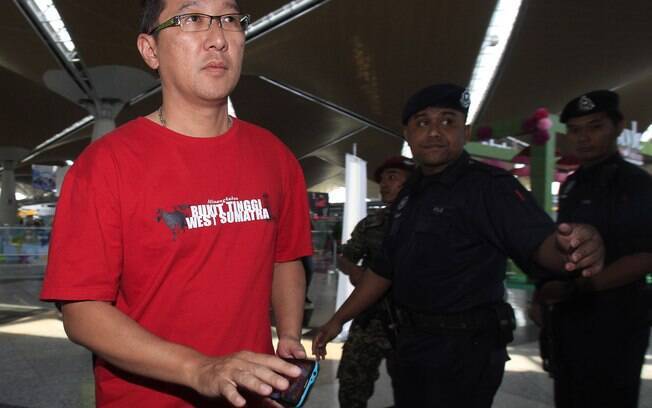 Parentes de passageiros buscam informações do voo MH370 da Malaysia Airlines que voava para Pequim (8/3)