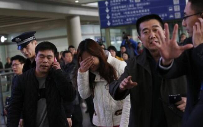 Familiares de passageiro no aeroporto de Pequim, na China (8/3). Foto: Reuters