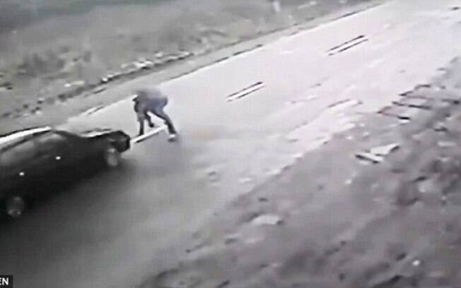 Homem salvou a criança de carro em alta velocidade