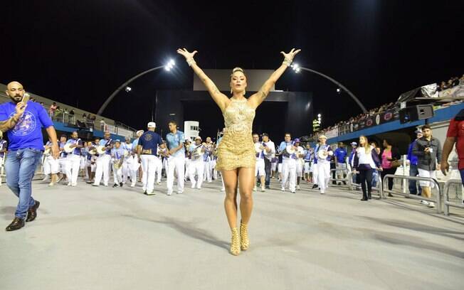 Aline Riscado à frente da bateria do Tucuruvi