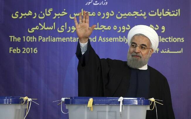 Presidente do Irã, Hassan Rouhani, votando na eleição parlamentar em Teerã