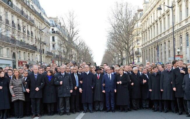 Foto original, com Merkel, a prefeita de Paris e a chanceler da União Europeia: sim, elas foram
