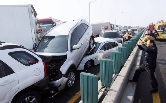 Veículos danificados na Yeongjong Bridge em Incheon, Coreia do Sul