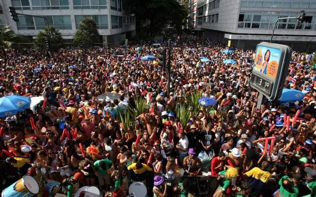 Multidão acompanha o desfile do bloco do Afroreggae em 2012