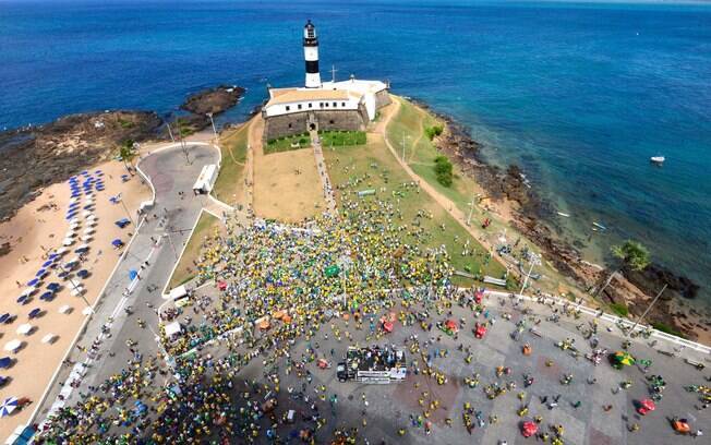 Movimentação do protesto contra o governo Dilma Rousseff (PT) em Salvador, neste domingo