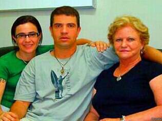 Rodrigo Gularte entre a mãe Clarisse e a prima Angelita Muxfeldt