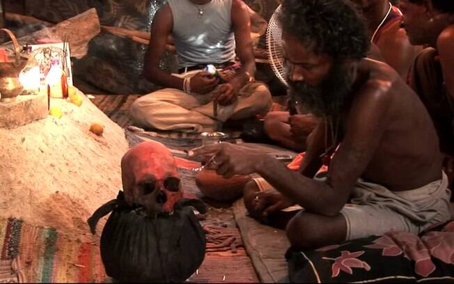 Canibalismo tribal: os Kombai, na Nova Guiné, punem 'bruxos' - Khakhua-Kumu - com a morte e depois, comem seus restos mortais. Foto: Reprodução/Youtube