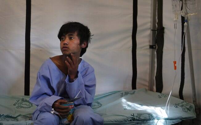 Pemba Tamang, 15, se recupera em hospital de campanha israelense para as vítimas do terremoto em Kathmandu, Nepal