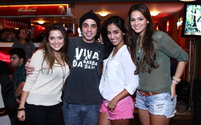 A aniversariante Polliana Aleixo com os amigos Binho Beltrão, Guga Sabatiê e Bruna Marquezine
