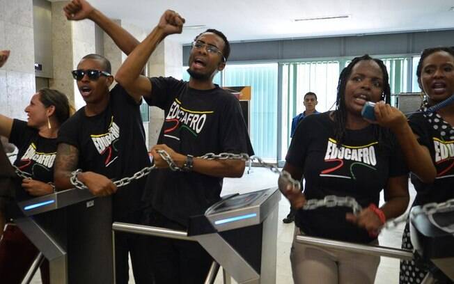 Estudantes invadem Ministério da Fazenda em Brasília