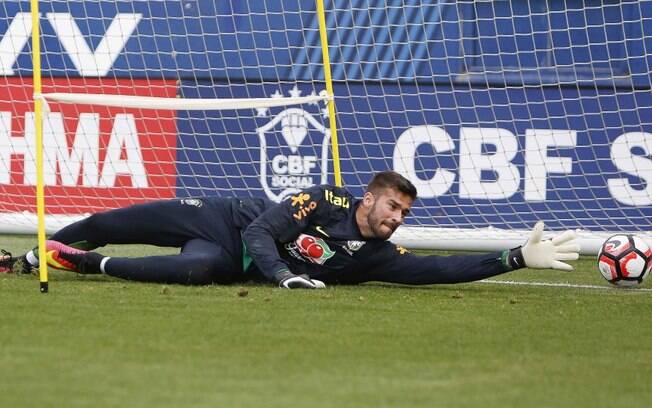 Alisson em treino no StubHub Center