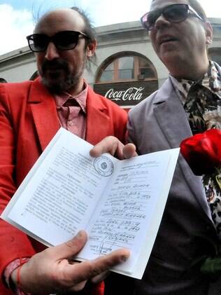 Rodrigo Borda e Sergio Miranda mostram certidão de casamento
