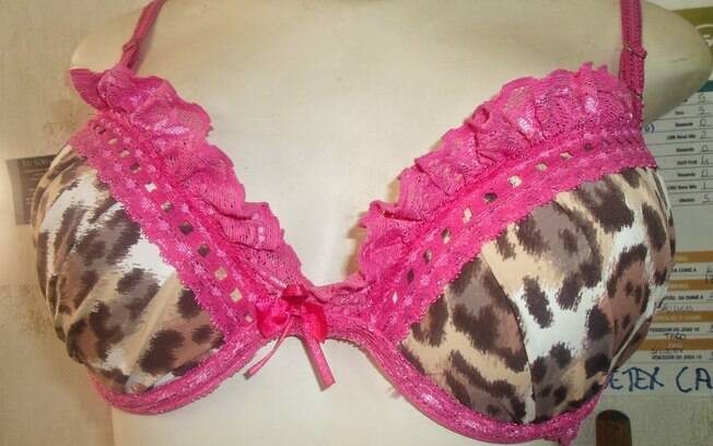 A coleção lançada apresenta opções estampadas e de renda, como o modelito com animal print acima