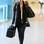 A atriz Camila Pitanga é sempre estilosa. Ela escolheu o look preto e branco, com pegada rocker, para viajar de avião na última semana. Foto: AgNews