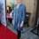 Discreta, a atriz Dee Wallace escolheu blusa bem comprida de veludo azul e a combinou com legging e sandálias pretas. Foto: Getty Images