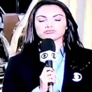 Sem perceber que já estava ao vivo, Patricia Poeta respirou fundo demonstrando aparentemente desânimo e tensão no 'Jornal Nacional' dessa segunda (2)