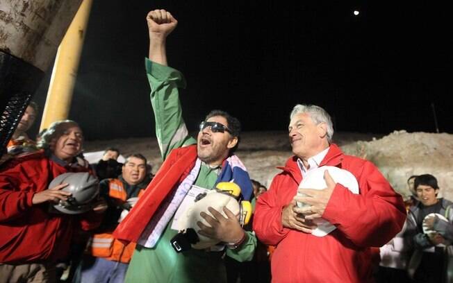 Último mineiro a sair da mina, Urzua comemora ao lado do presidente Piñera (13/10/2010)