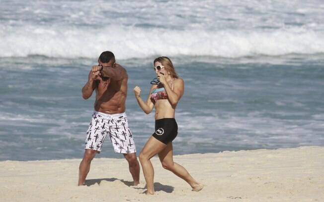 Joana Prado e o marido, Vitor Belfort, fazem treino nas areias do Rio