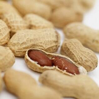 Rico em ácidos graxos insaturados, o amendoim ajuda a proteger o corpo de doenças cardiovasculares