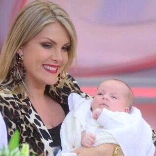Ana Hickmann retorna ao 'Programa da Tarde' e apresenta Alexandre