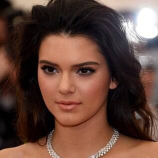 No caso dos lábios, menos é mais. Escolha um batom ou gloss clarinho, como o de Kendall Jenner