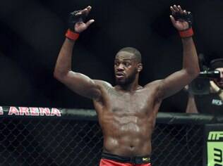 Jon Jones, dono do cinturão dos meio-pesados do UFC