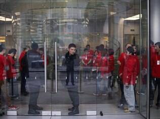 Funcionários da Apple e seguranças preparam loja de Pequim para receber clientes