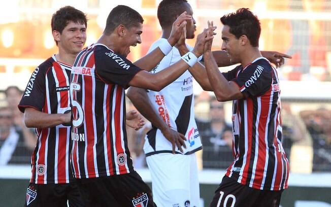 Denilson e Jadson celebram gol do São Paulo