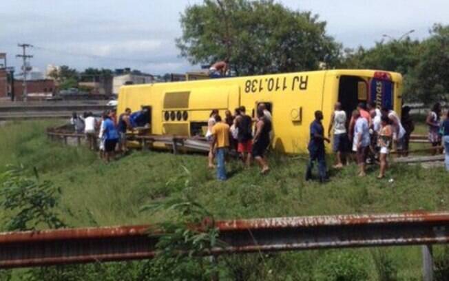 Quatro pessoas tiveram ferimentos leves após tombamento de ônibus na Linha Vermelha