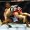 Ben Henderson derruba e tenta finalização contra o durão Frankie Edgar. Foto: AP