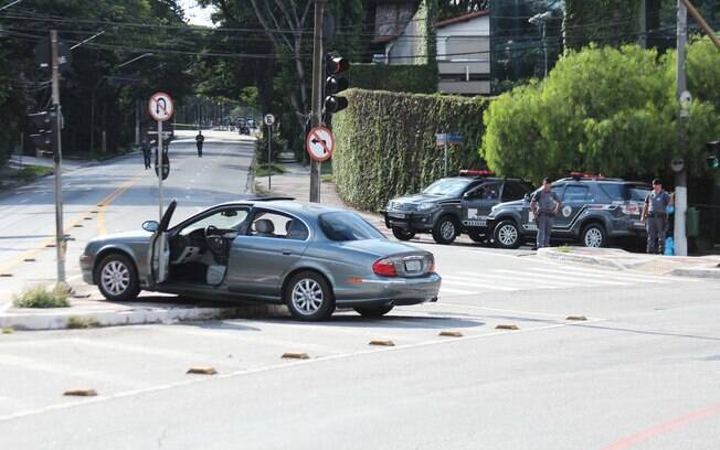 Bandidos tentaram roubar Jaguar para fugir e atiraram contra motorista (27.02.15)