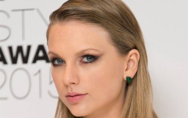 Taylor Swift com o penteado molhado, com risca lateral